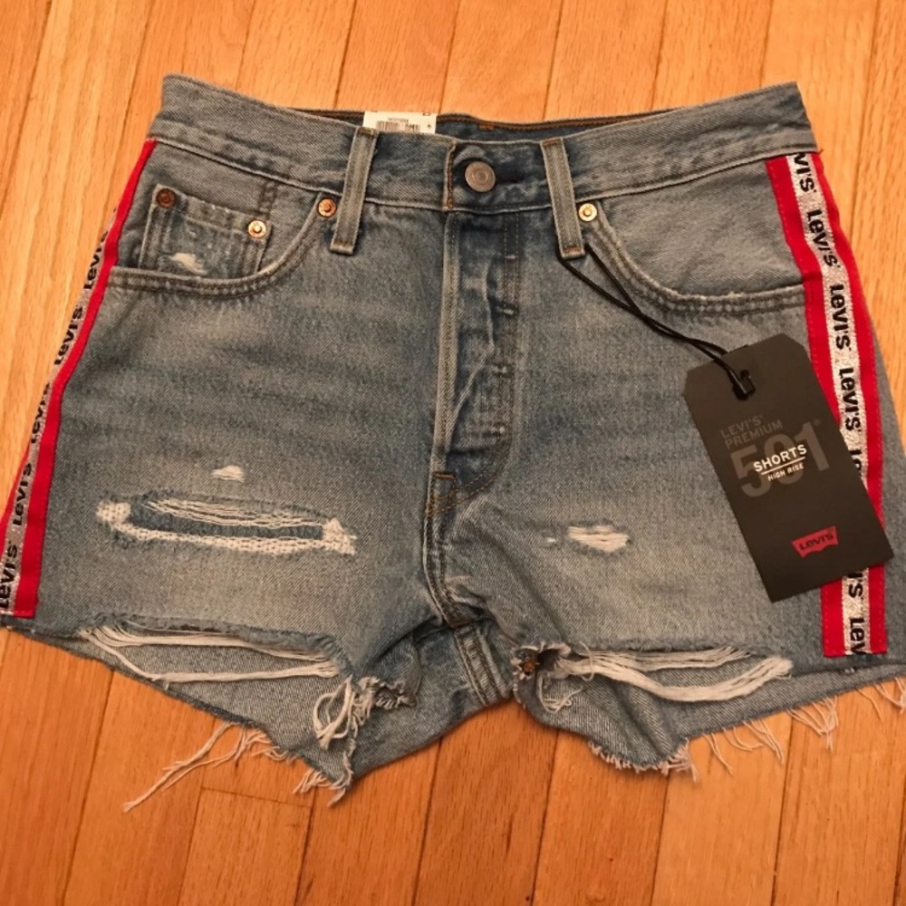NWT Rare Levi’s 501 Shorts Size 25